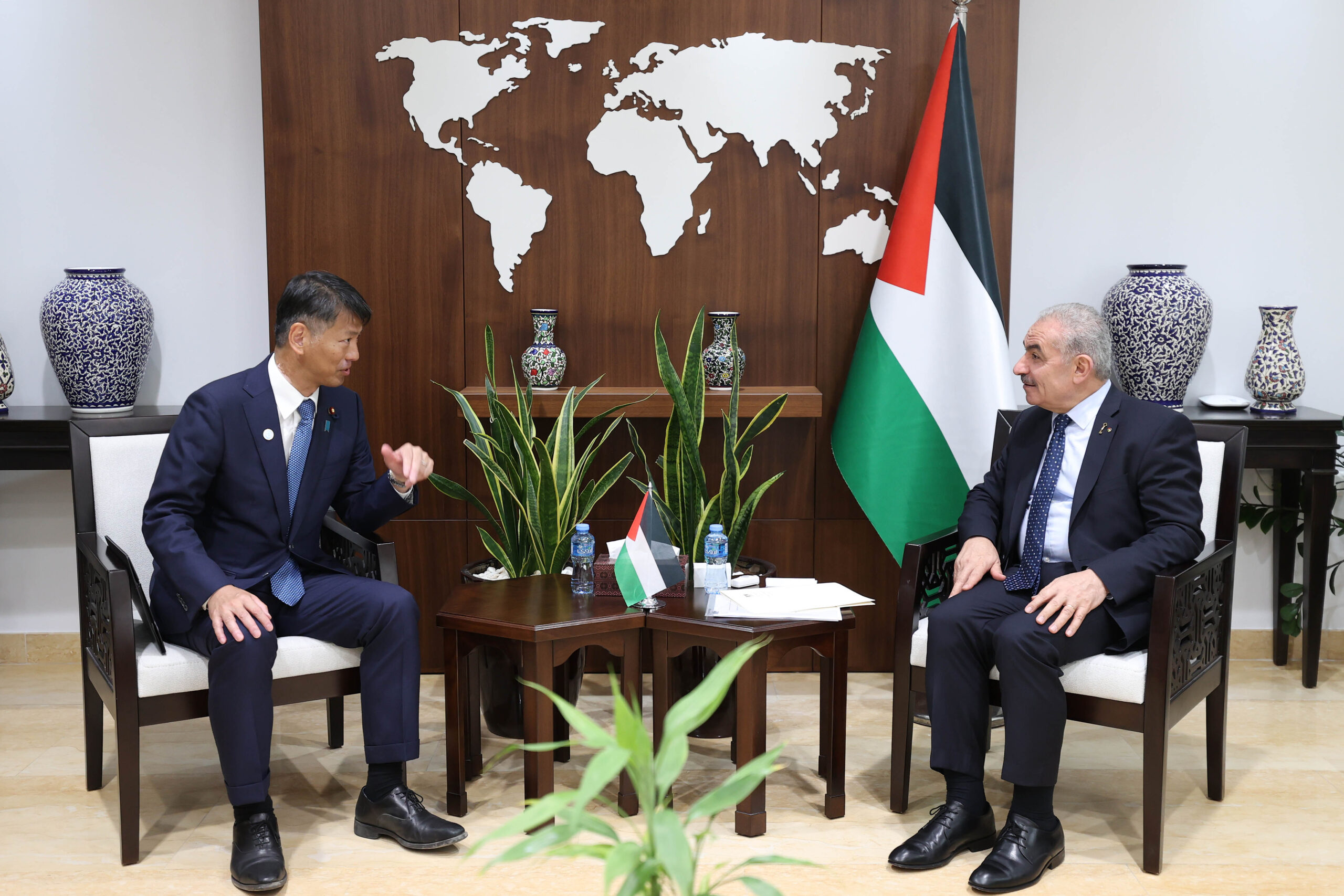 رئيس الوزراء الفلسطيني يلتقي وزير الدولة للشؤون الخارجية الياباني