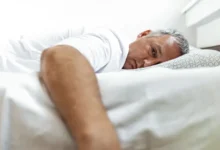 لماذا تقل ساعات النوم كلما تقدمنا ​​في العمر؟ وكم تحتاج منها يوميا حسب عمرك؟